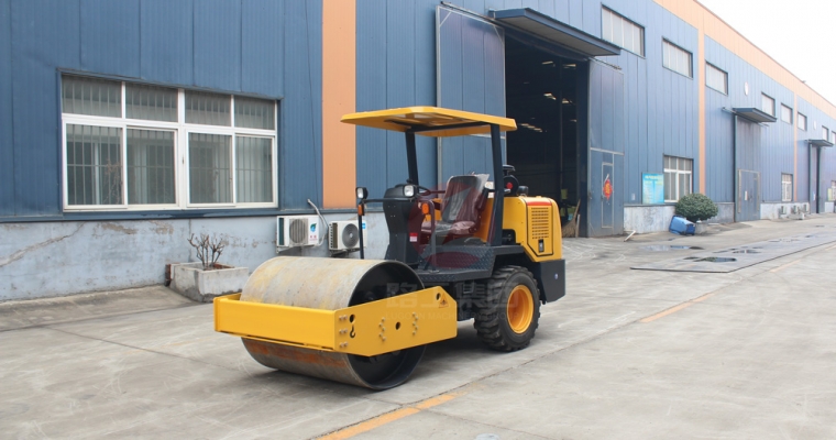 怎样操作座驾式压路机才准确？